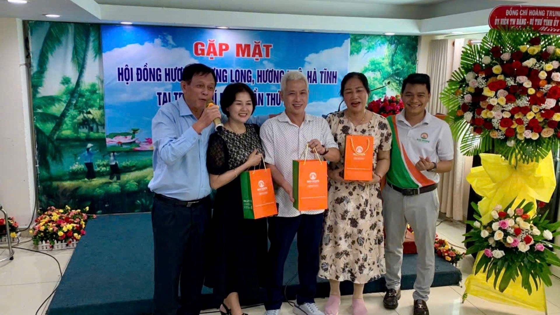 Gặp mặt đồng hương trong không khí ấm áp