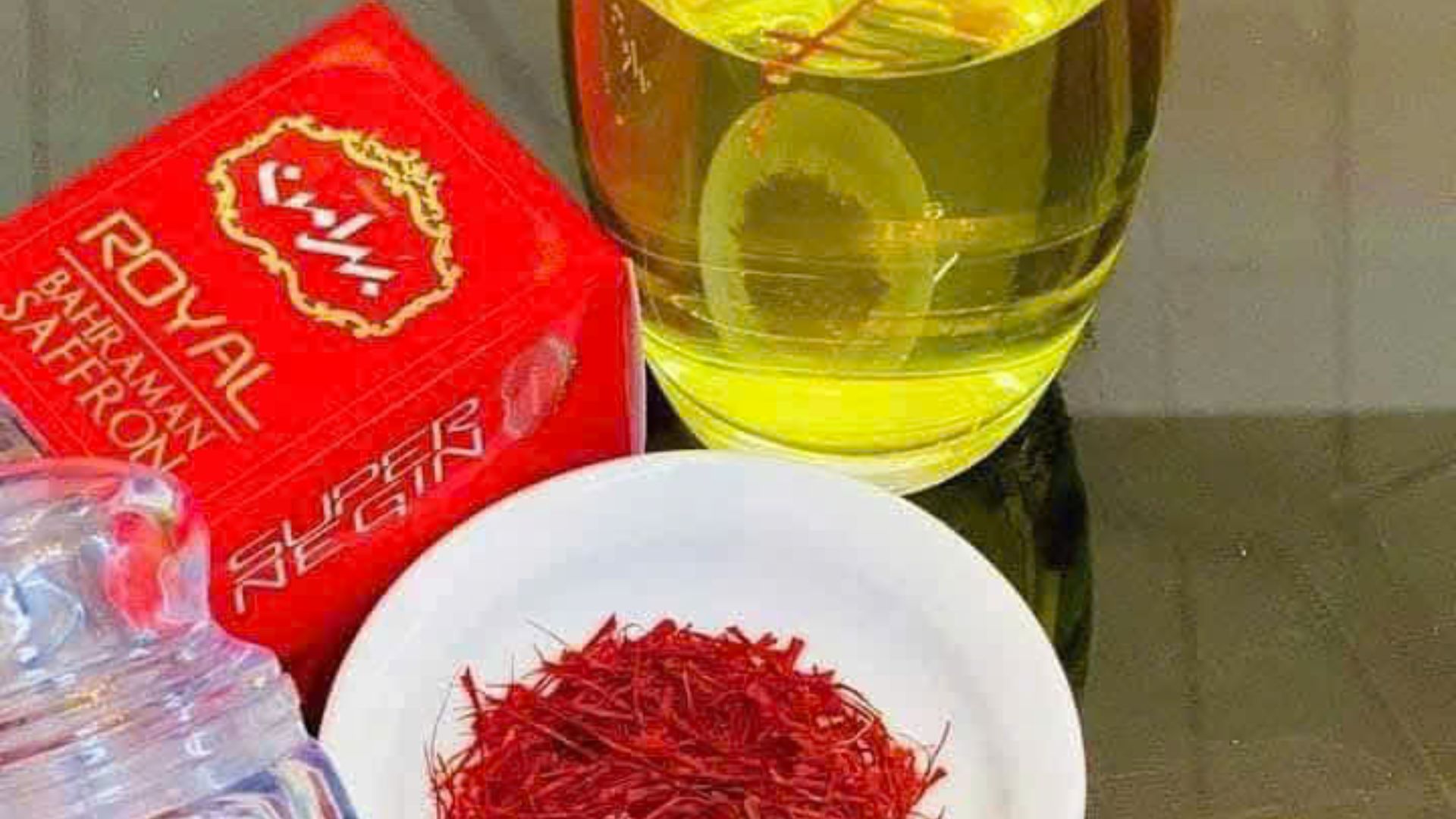 2. Saffron – Làm đẹp da, cân bằng nội tiết và ổn định tinh thần